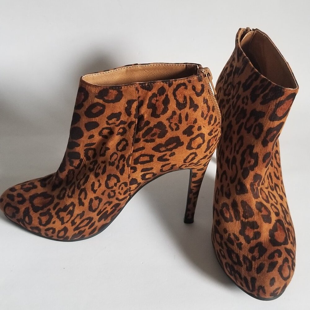 Women's ABound leopard print ankle boots back zip almond toe Sz 6.5M 3 1/2" heel